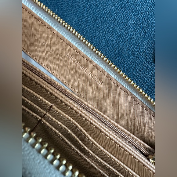 MICHAEL Michael Kors
Logo Jet Set Travel Continental Cream Wristlet Wallet NWT - Picture 8 of 14